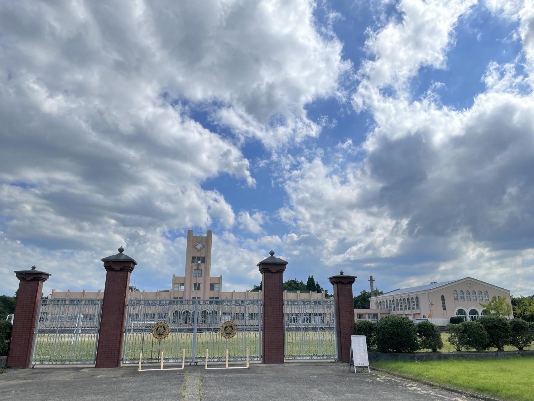 東大の校舎を意識して作られた「蟹谷小学校」-0