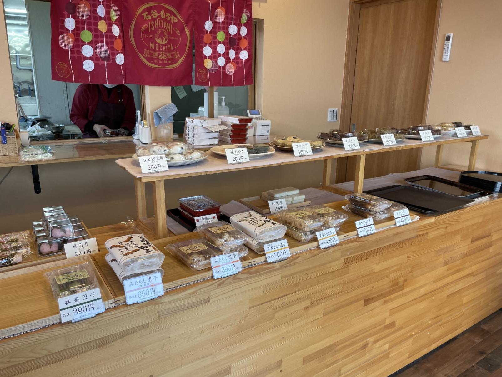 「石谷もちや本店」黒蜜だれをたっぷりかけたあやめ団子【富山市】-2