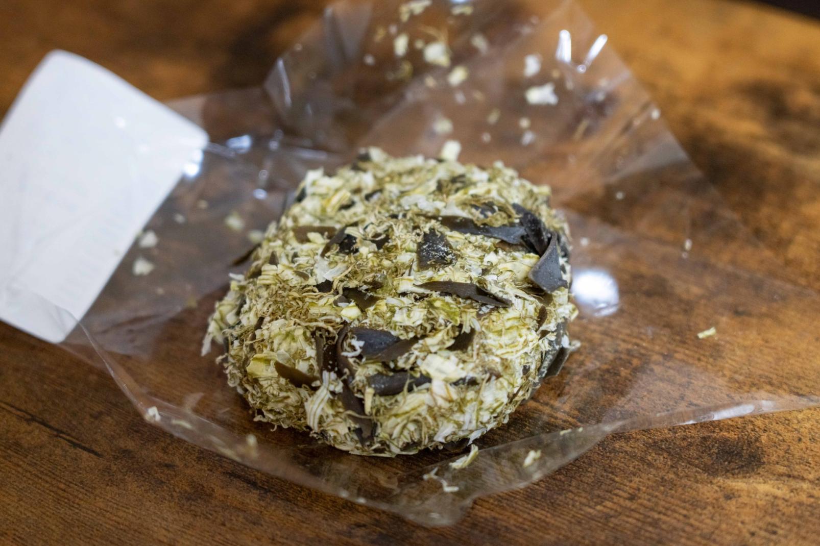 「お菓子処はとや」３種類の昆布を纏わせたこんぶ餅【小矢部市】-0
