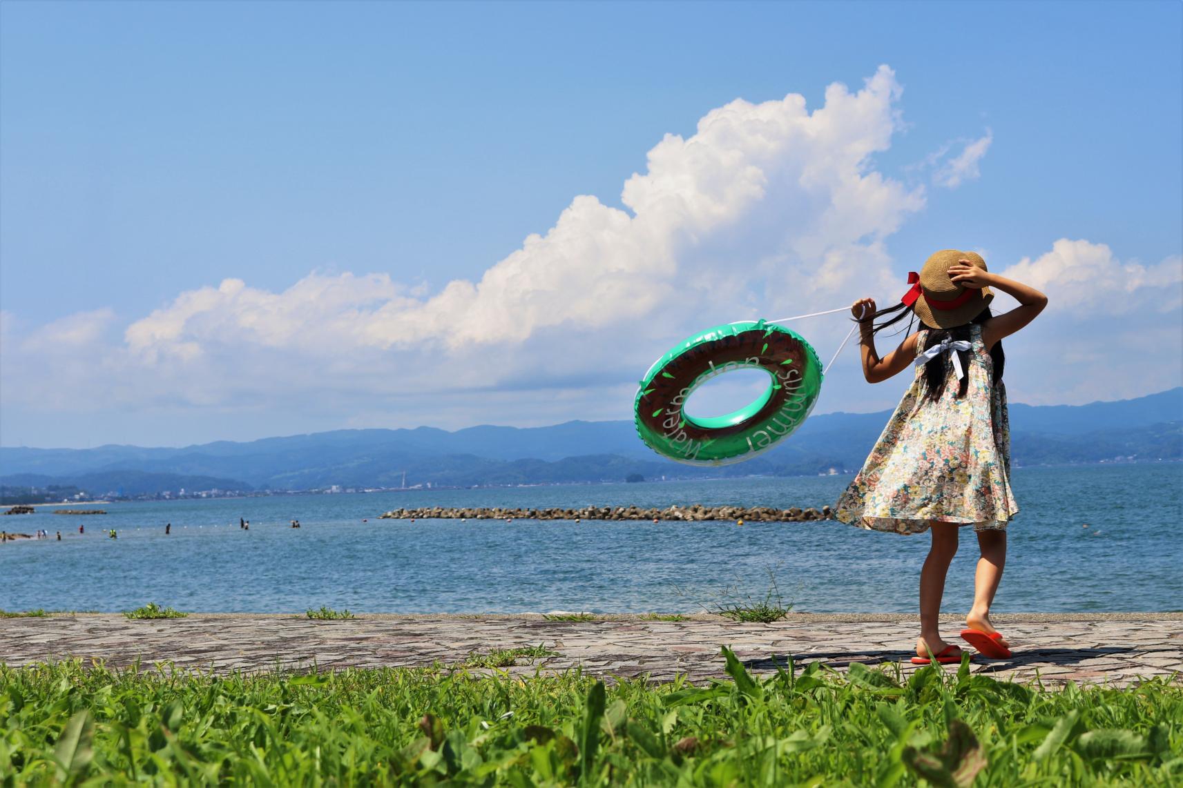 透明度抜群！雨晴海岸「松太枝浜海水浴場」は家族連れにオススメ！