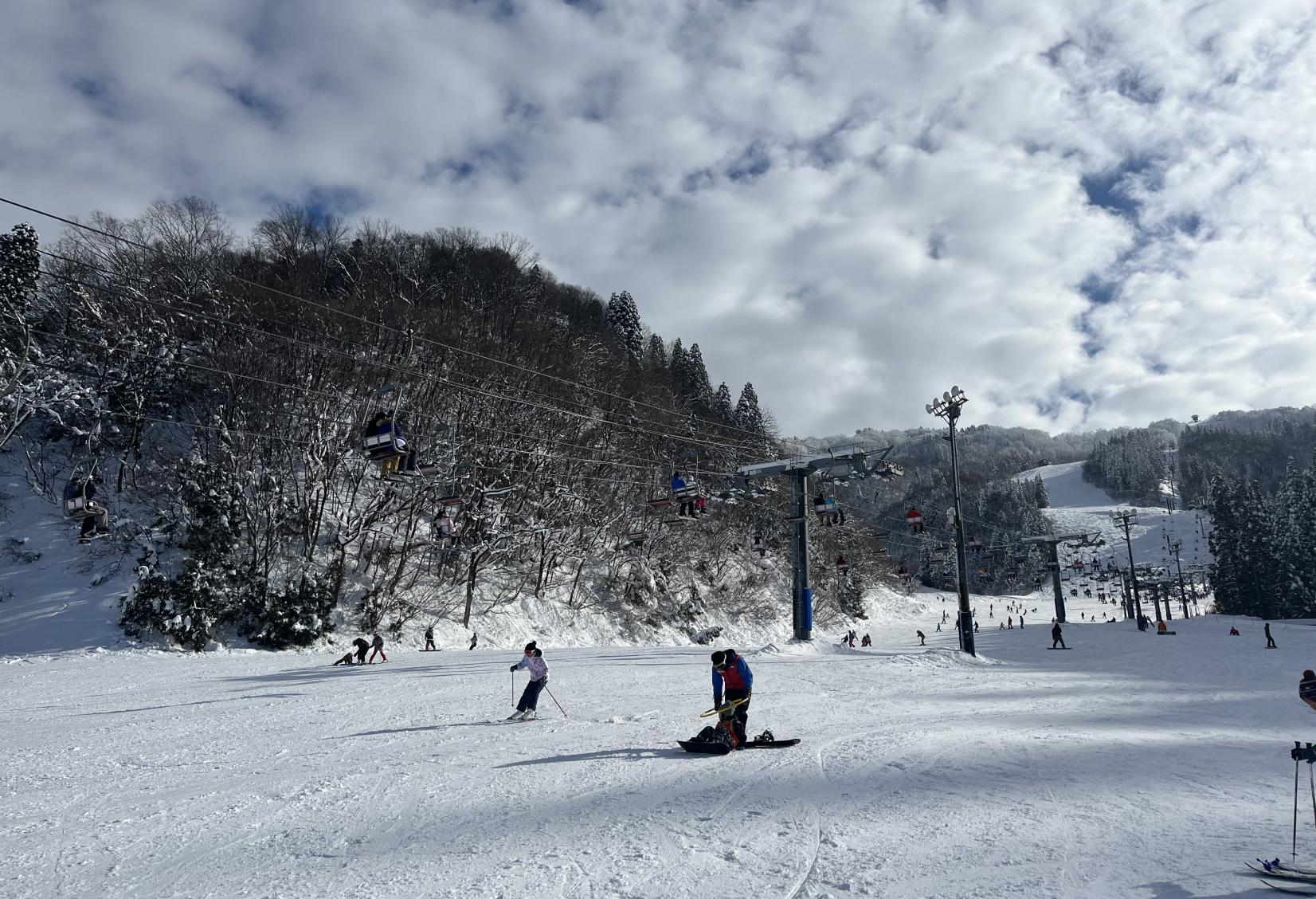立山山麓スキー場と自家源泉のペンション「ホワイトベル」でスキーに温泉、料理を満喫【ジモメシ放浪記４】
