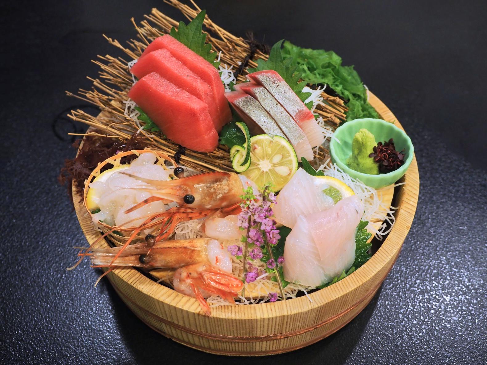 地物の刺身盛り合わせ