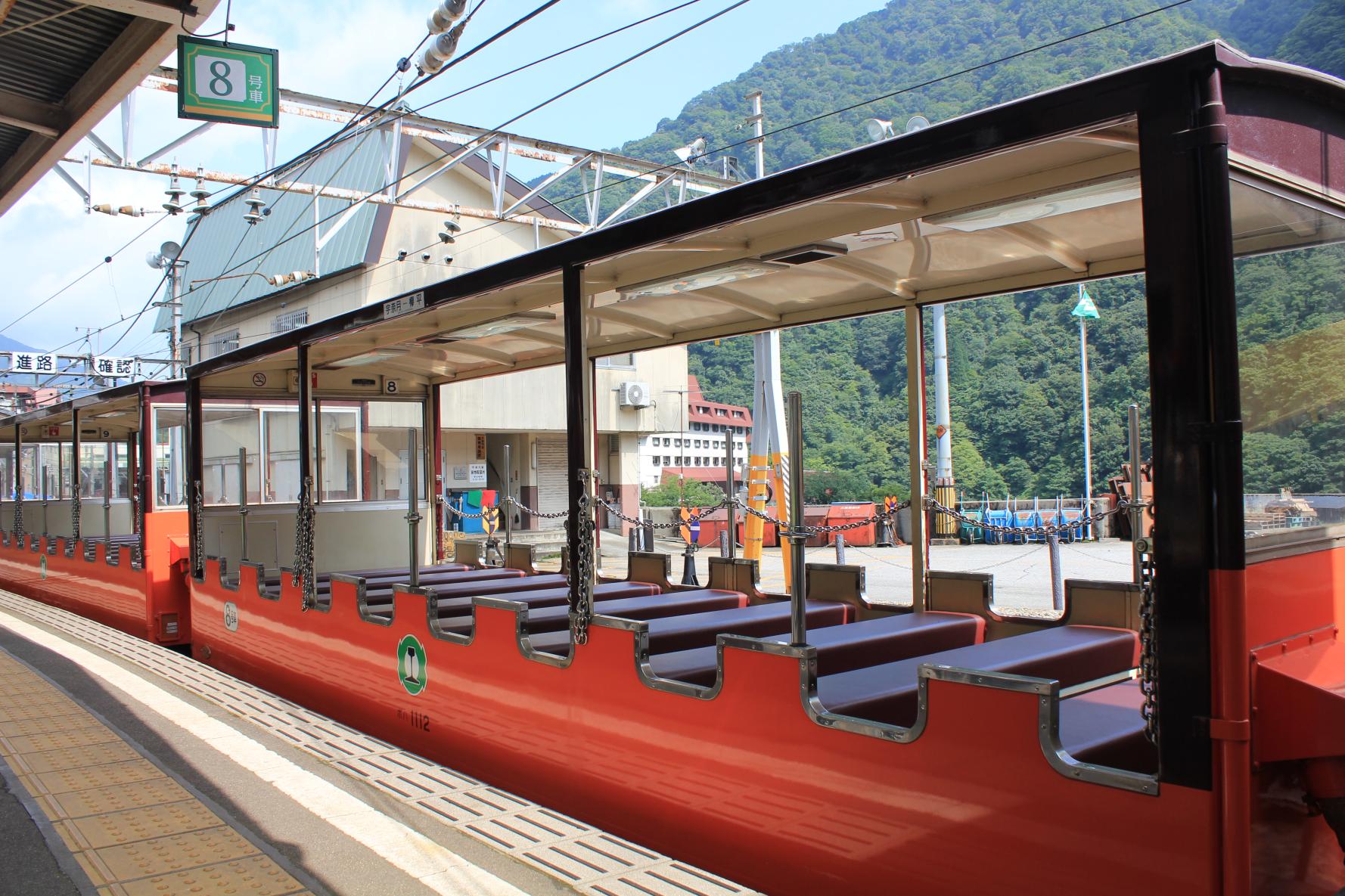 大自然を走るトロッコ電車-0