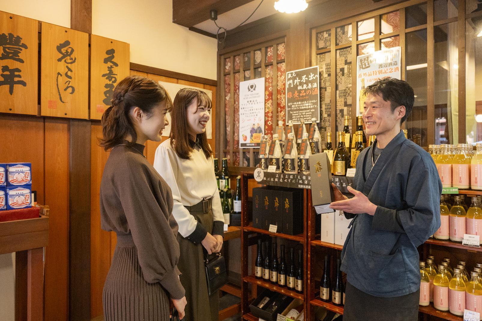 A place where sake from 12 breweries in the Hida region comes together.-0