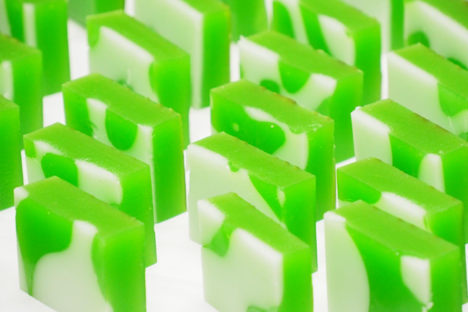 ろうかんの翡翠との出会いの感動をお菓子にしたヒスイ羊かん