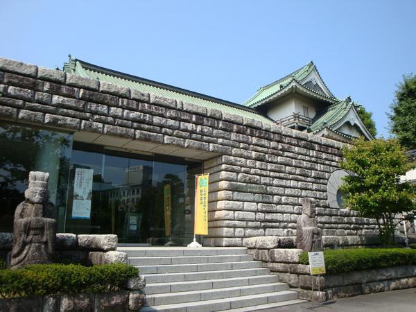 城址公園の景観にマッチした外観