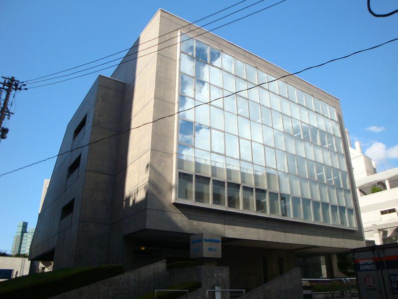 外観は壁一面のガラスが印象的