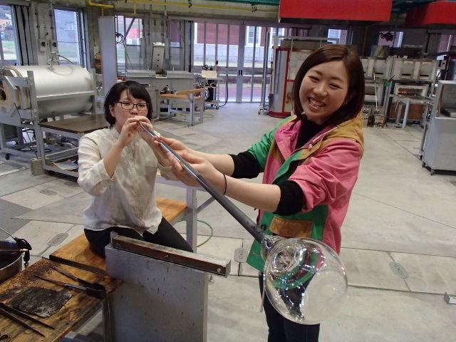 ガラスを整形して…何ができるかな？