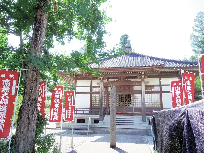 心落ち着くこじんまりとした本堂