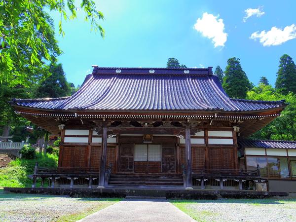 堂々とそそりたつ立派な本堂