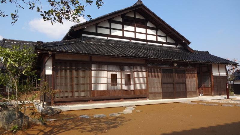 和洋折衷の珍しい建物が印象的