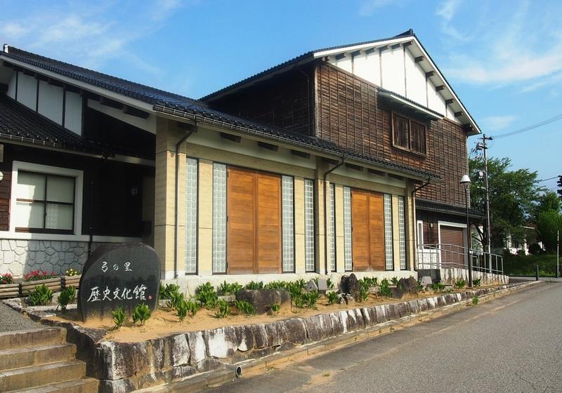 のどかな風景に映えるすてきな外観