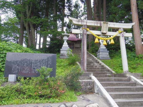 木々に囲まれた大豆谷八幡宮