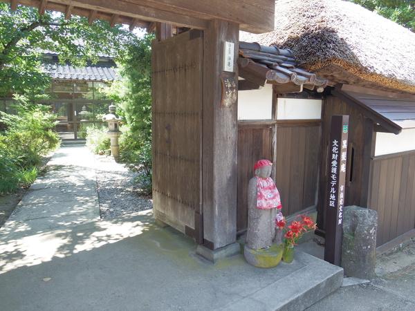 小道を入ると現れる黒髪庵の入り口