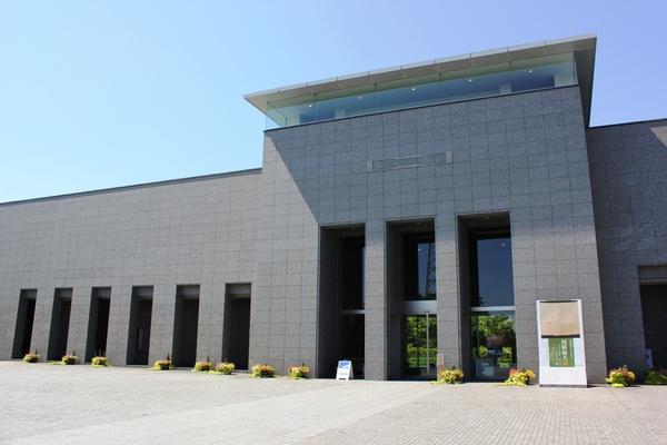 青空に映える直線が美しい砺波市美術館