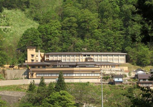 緑に囲まれた高台にたたずむ五箇山荘