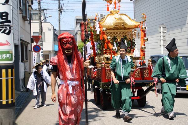 魚津市内外からたくさんの人が訪れる