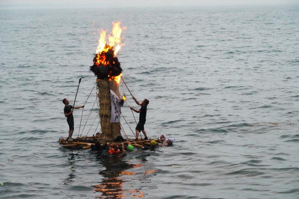 ほたるいかミュージアム裏の海岸で始まります