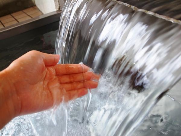真夏でもひんやりとした冷たい水が流れ出ている