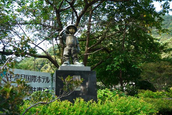 温泉街中にたくさんのブロンズ像！