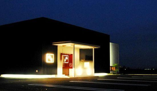 砺波の散居村にたたずむ、光に包まれた建物