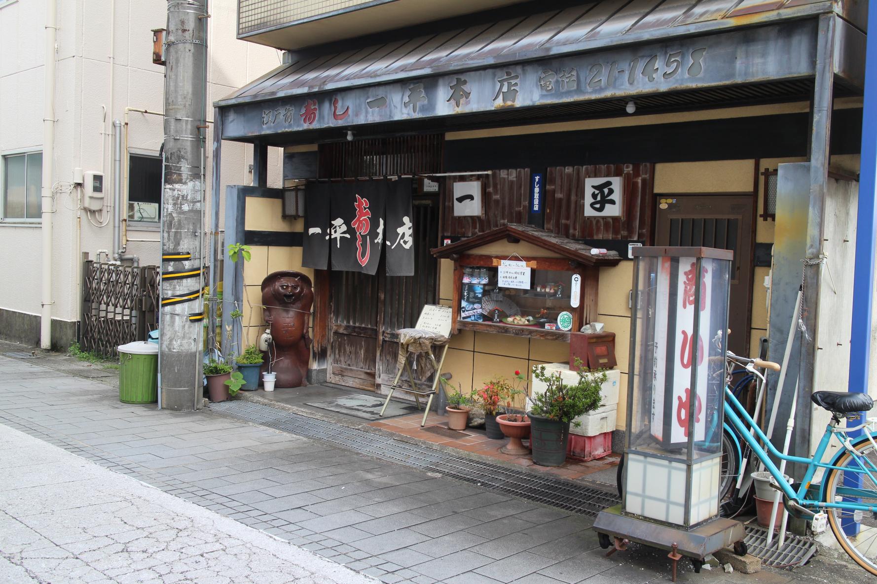 趣のある佇まいの外観。