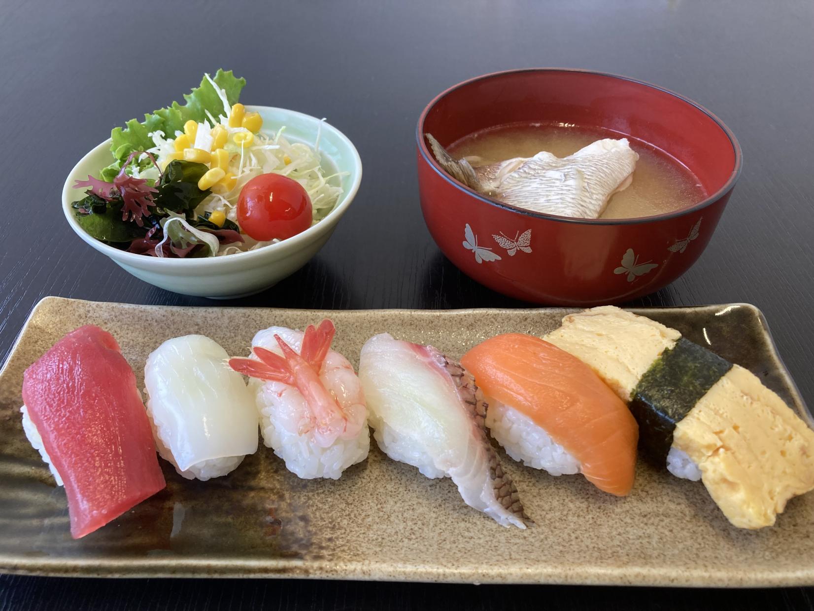 握り6貫に汁物、サラダ、デザート付きの「Aランチ」は850円。