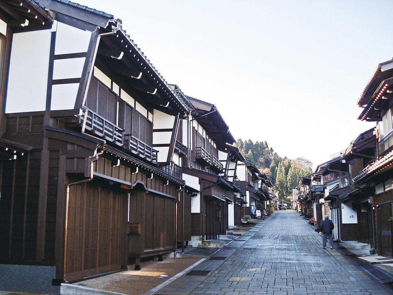 八尾のまちなみ（諏訪町本通り/坂と石垣の町並み）-1