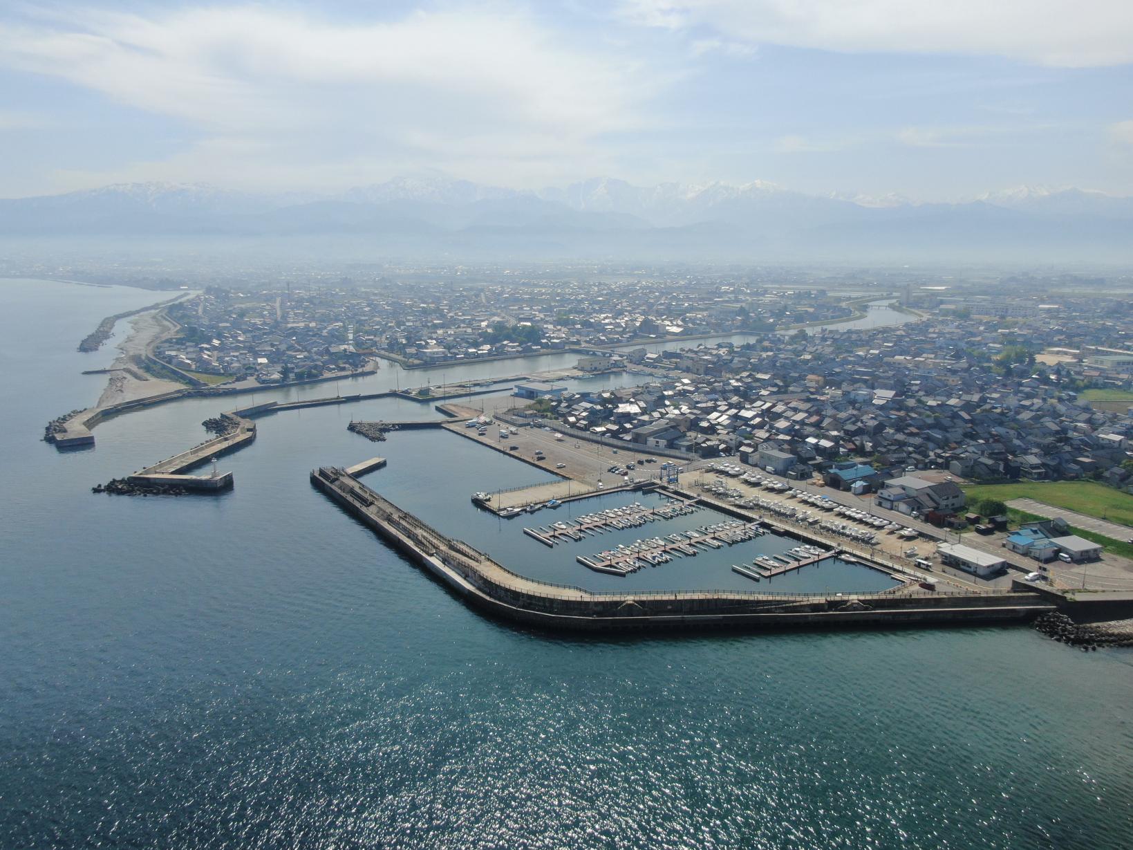 富山湾と立山連峰のすばらしい眺望を 望むことができます。